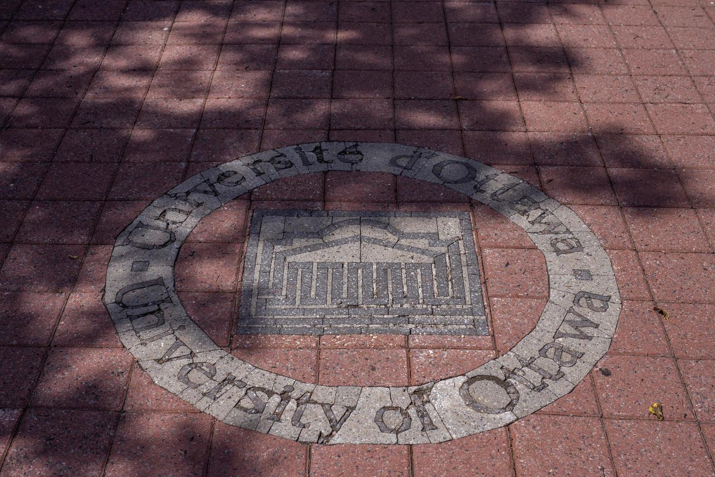 Logo de uOttawa dans le trottoir