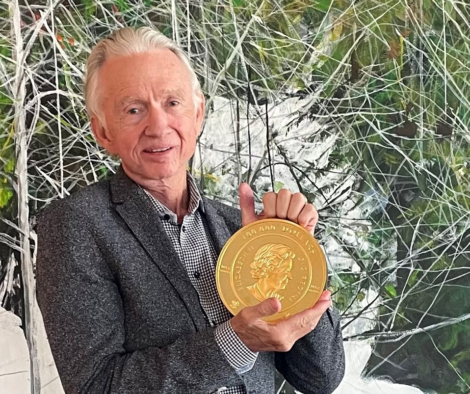 Ian Telfer tenant la pièce d'or