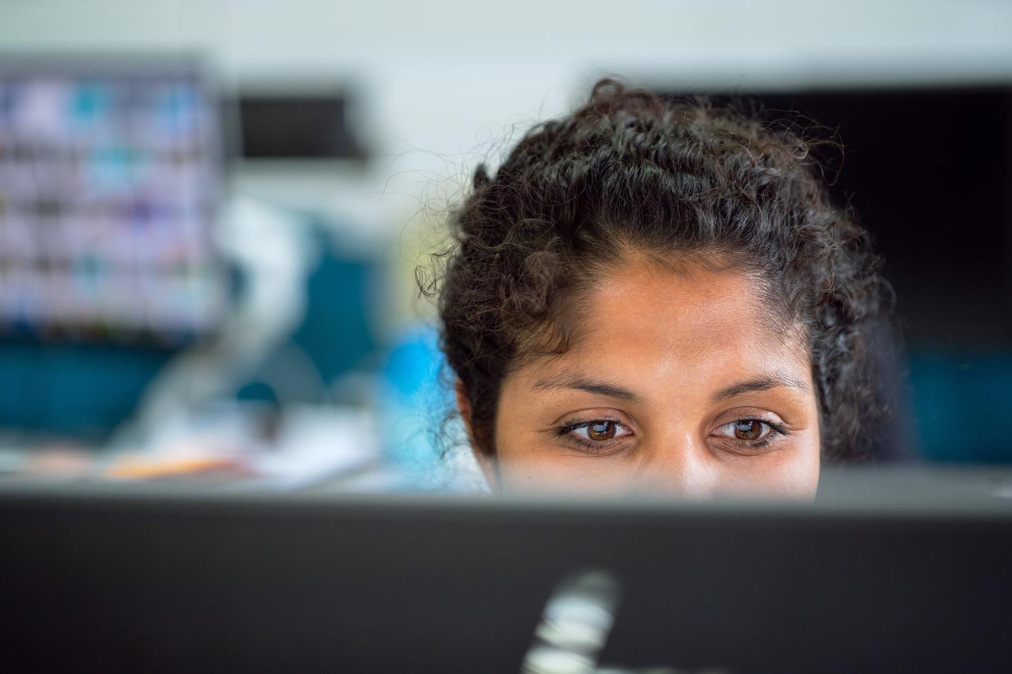 Étudiant travaillant sur un cours sur son ordinateur