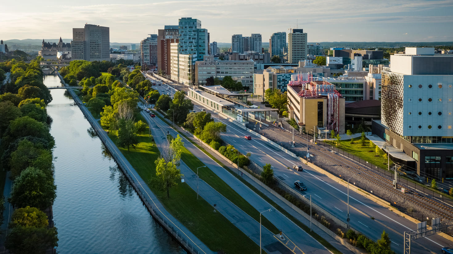 Vue en plongée du campus et du canal.