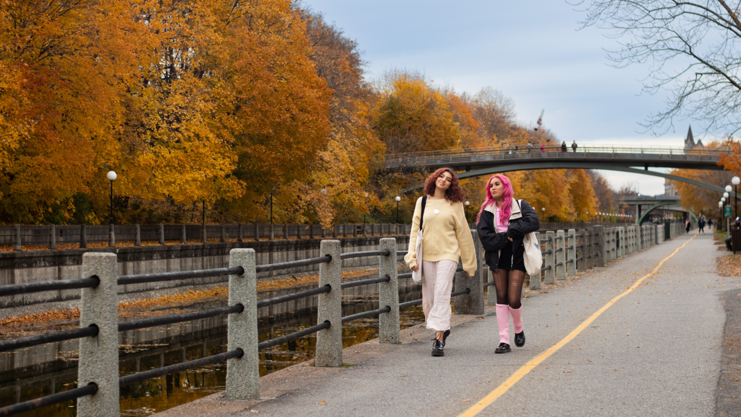 Photo de deux étudiantes marchant au bord du canal Rideau.