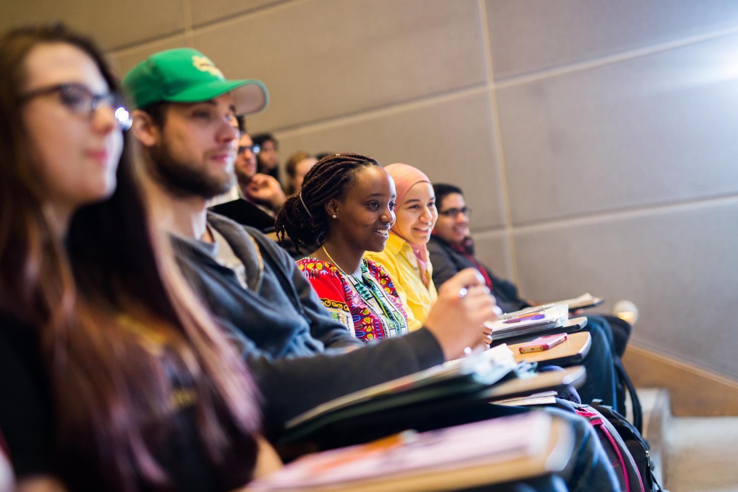Etudiants dans une salle de conference.