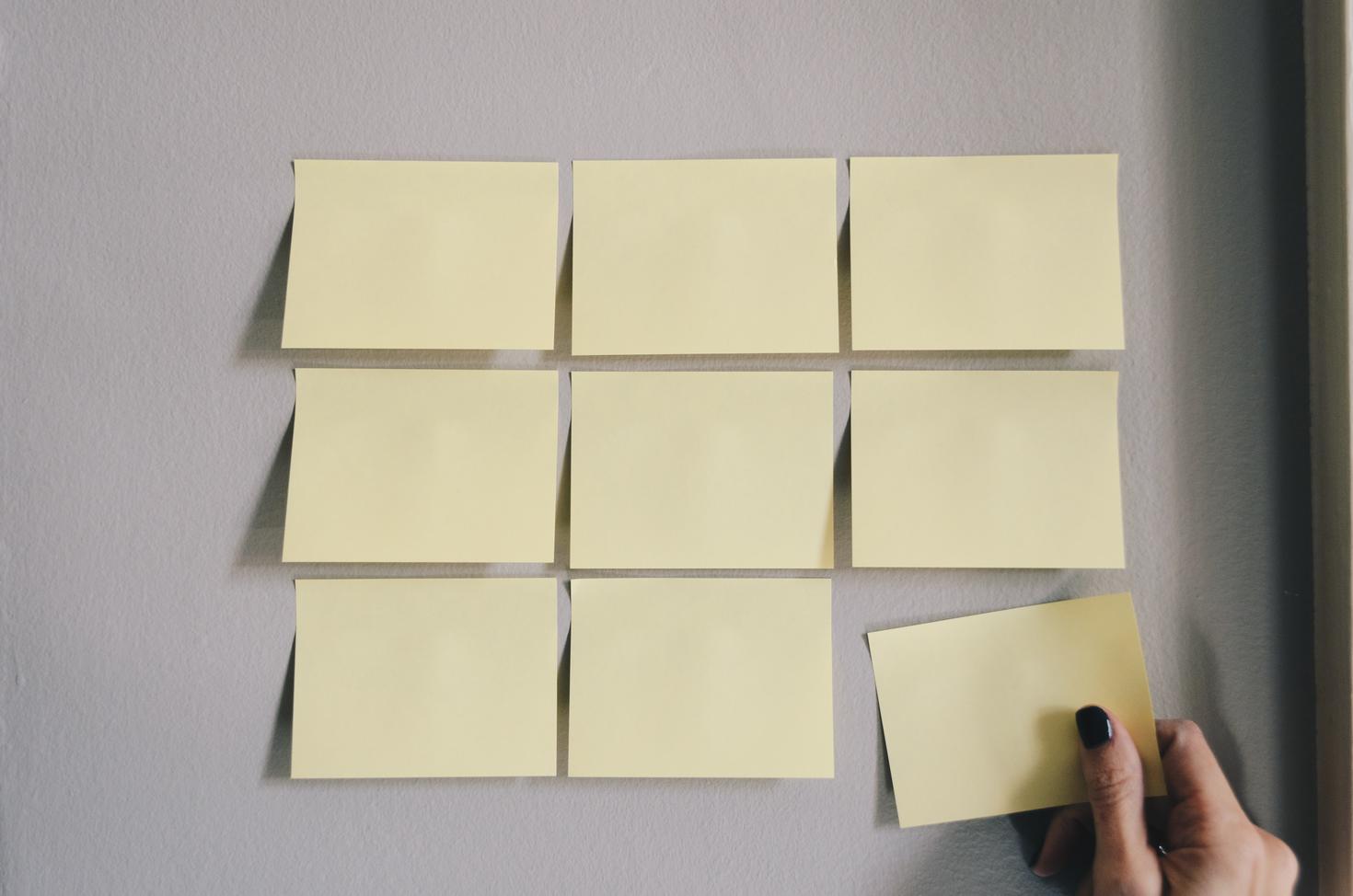 Post-it vierges sur le mur.