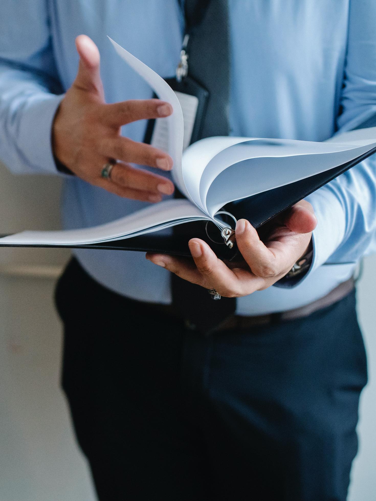 Homme d'affaires lisant des documents dans un bureau