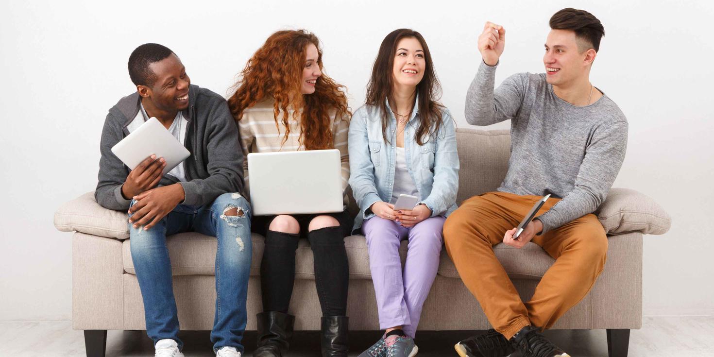 Des gens sur un canapé