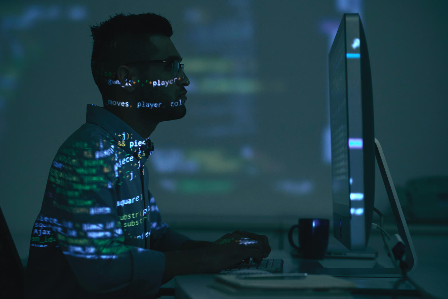 Personne utilisant un ordinateur