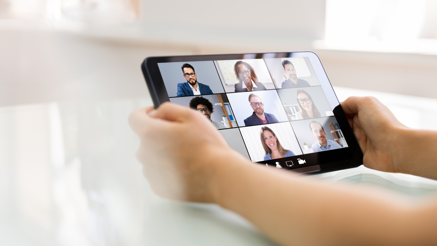 Quelqu'un qui assite à une conférence en ligne sur une tablette