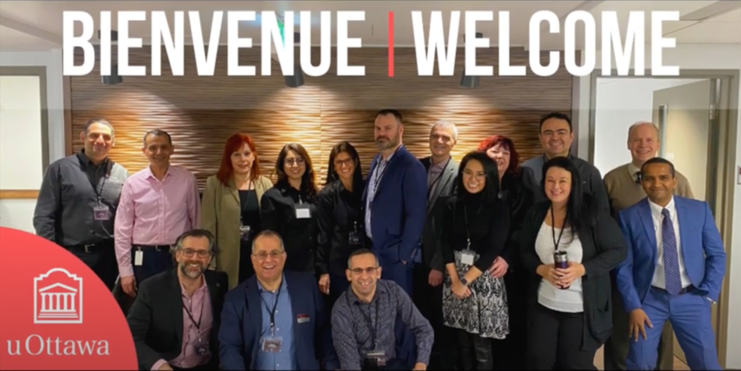 Groupe d'employés avec le mot "Bienvenue".