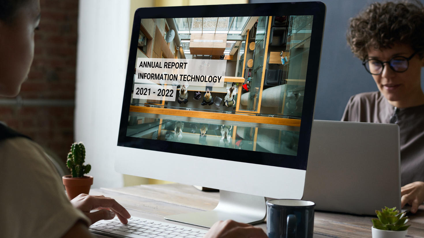 Quelqu'un lit le rapport en ligne.