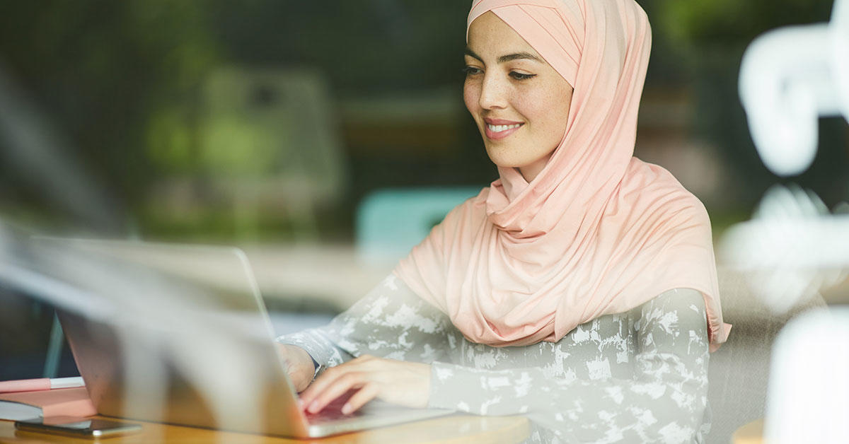 Personne travaillant sur un ordinateur portable dans un espace public. 