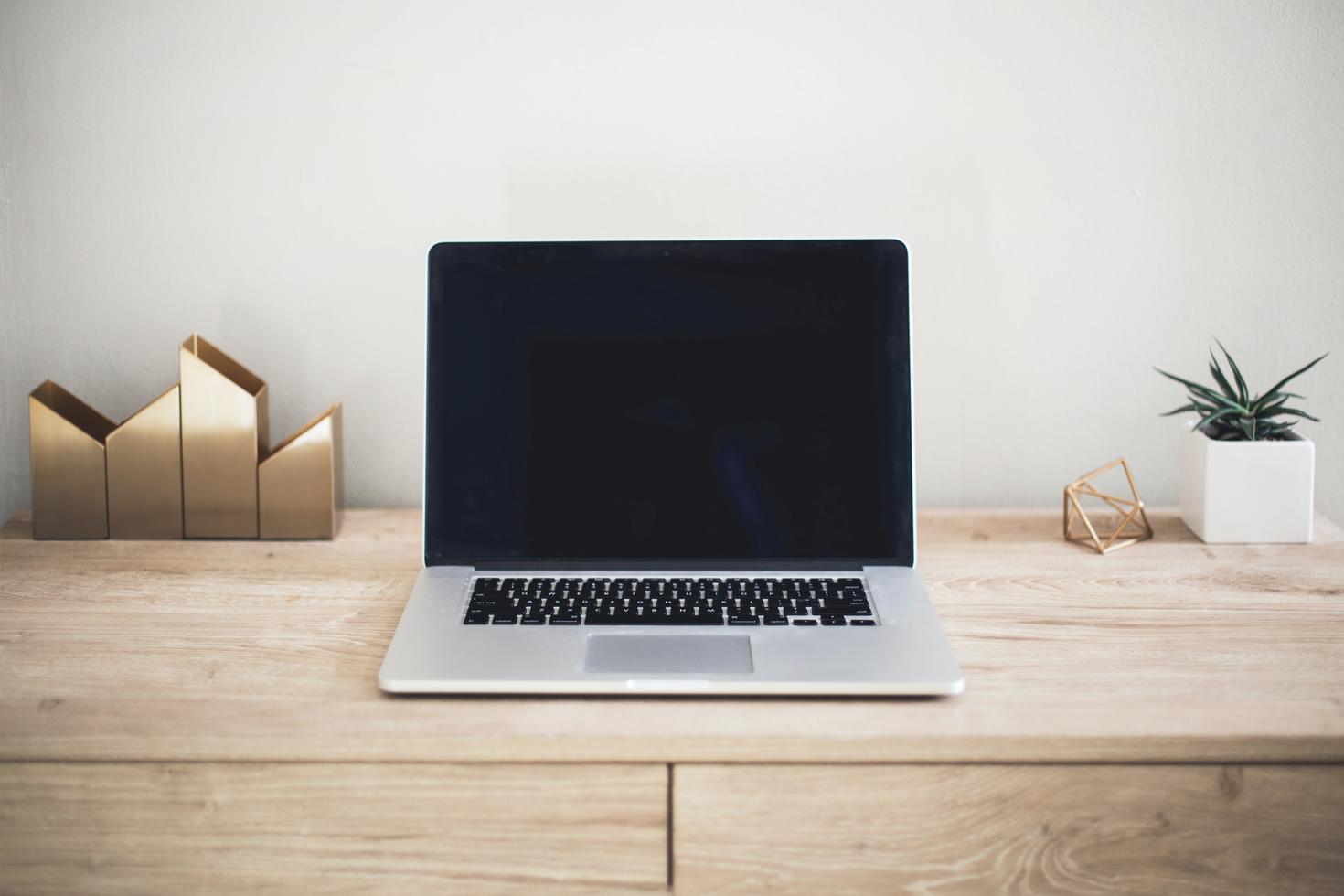 Bureau avec ordinateur portable.