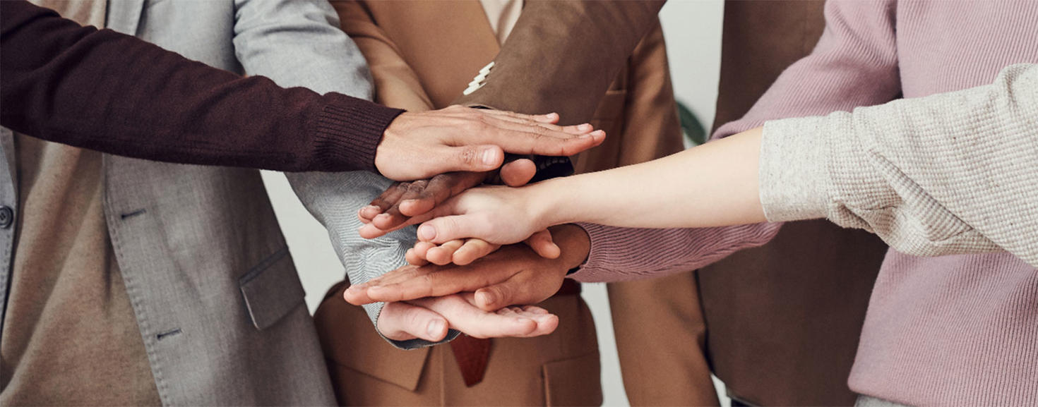 groupe de mains montrant un travail d'équipe