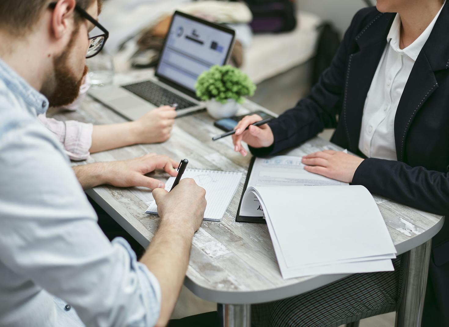 Des gens travaillant sur un document