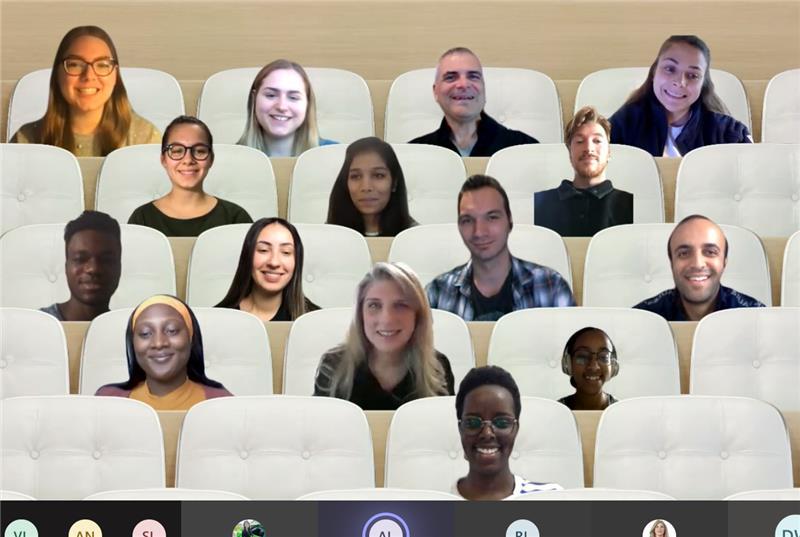 Capture d'écran de la rencontre virtuelle entre un groupe étudiant et M. Bernier.