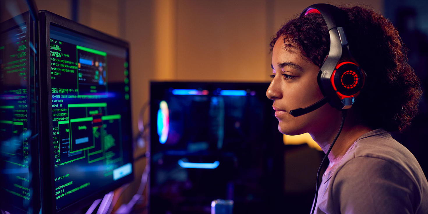Adolescente devant un ordinateur.