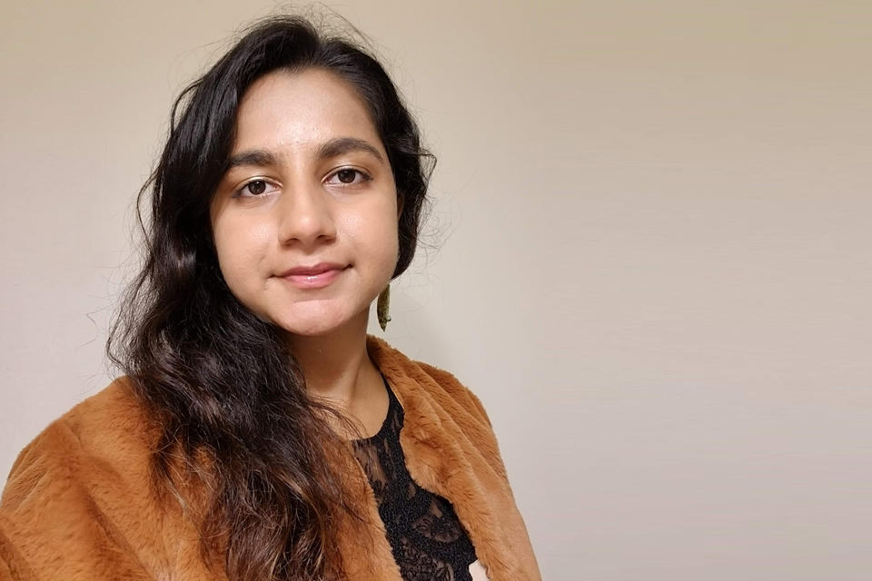 photo d'une personne regardant droit devant.