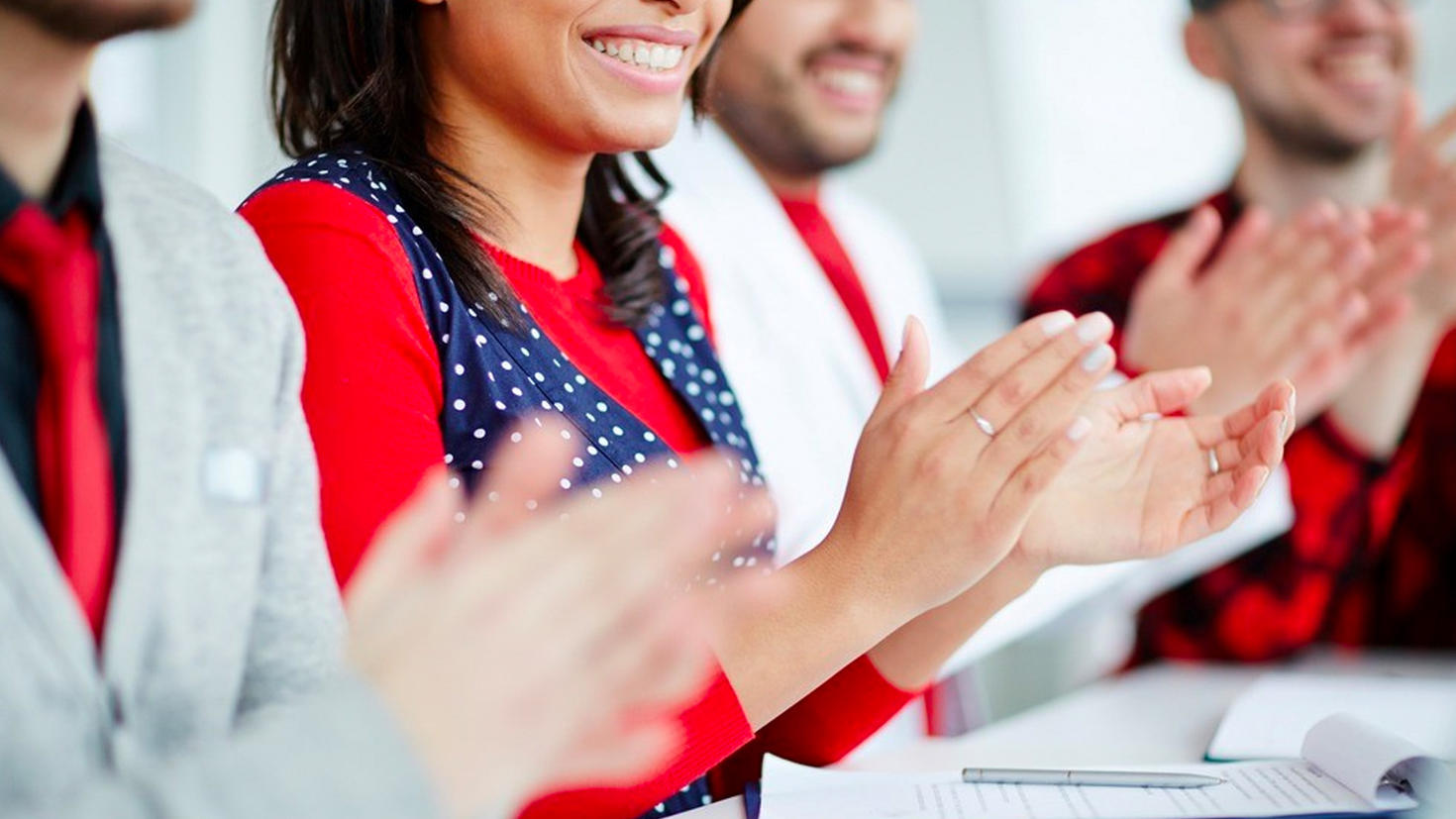 Des gens applaudissent.