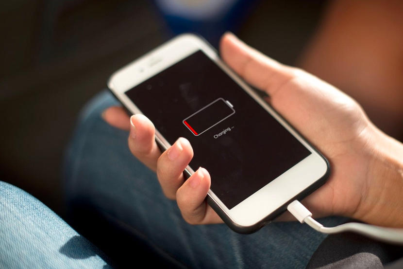 Un cellulaire qui recharge.