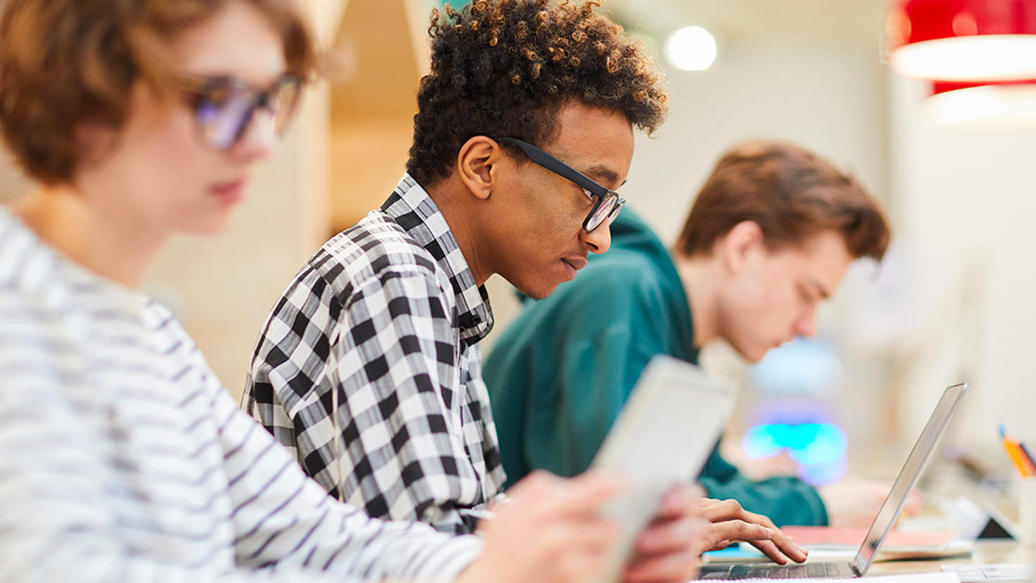 Des gens qui travaillent sur des ordinateurs.