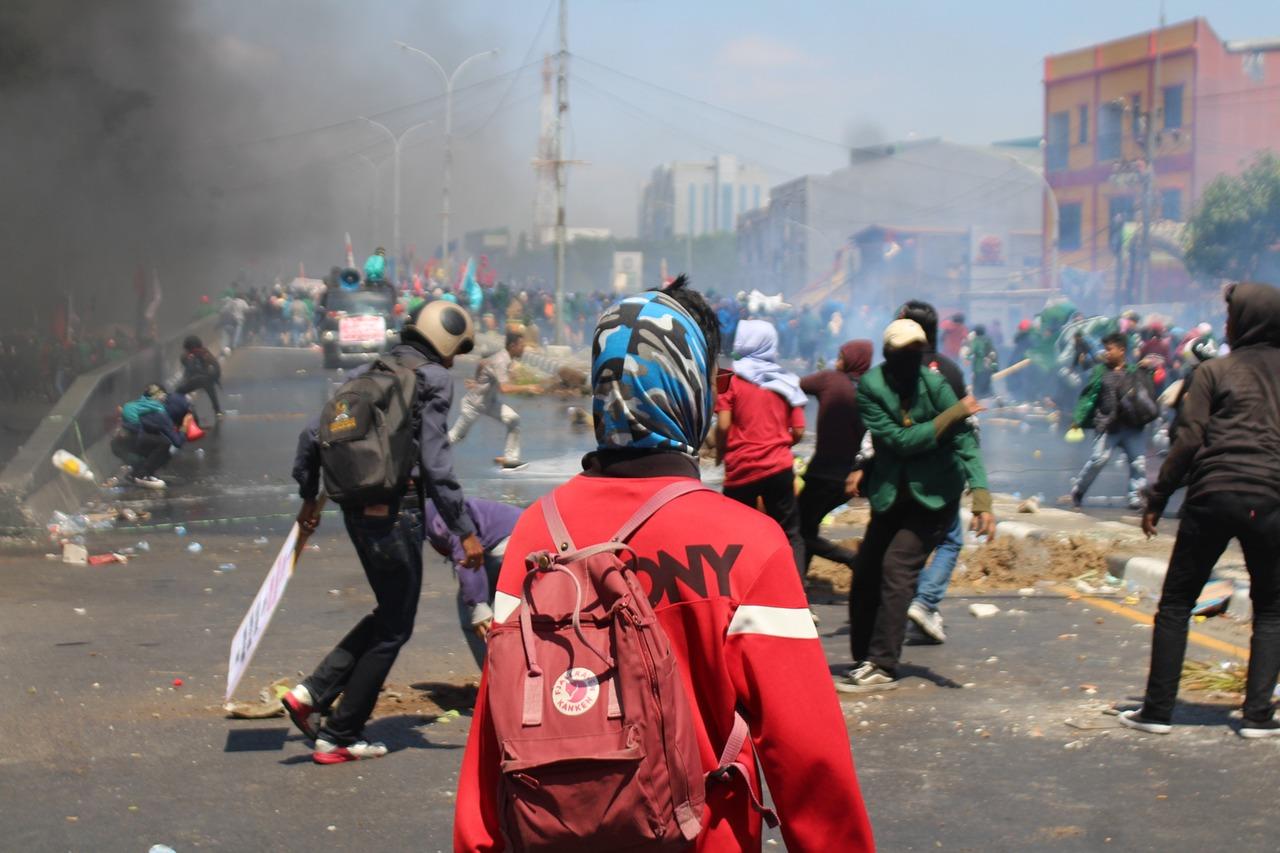 Scène de rue d'une manifestation violente
