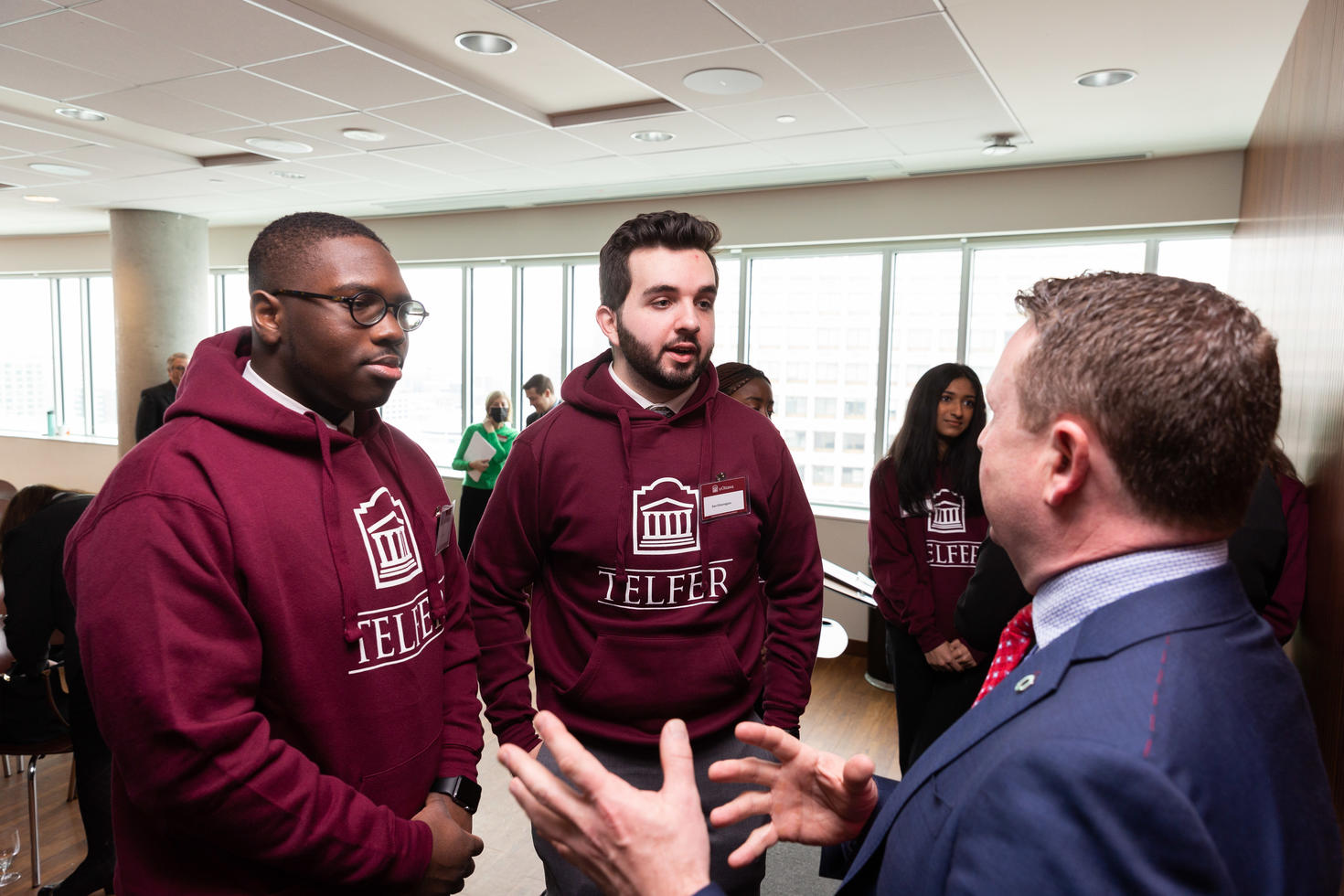 Des étudiants de l'Université d'Ottawa debout dans une salle