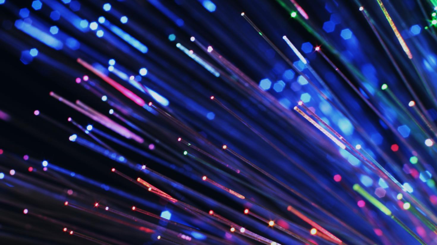 Gros plan sur des fibres optiques colorées