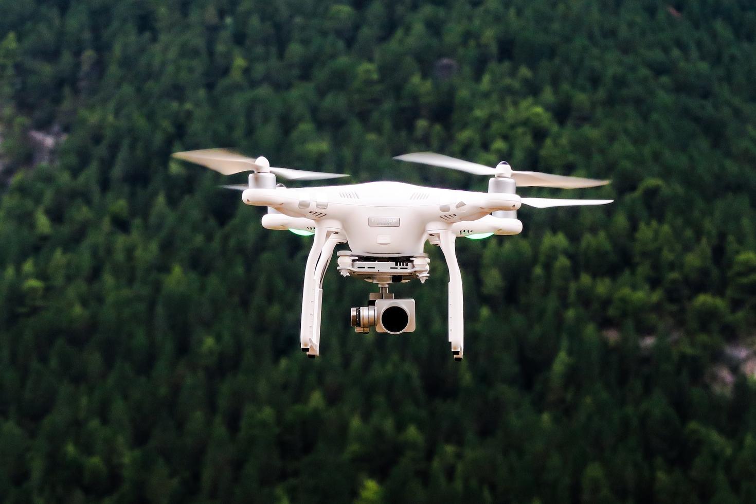 Drone blanc en plein vol