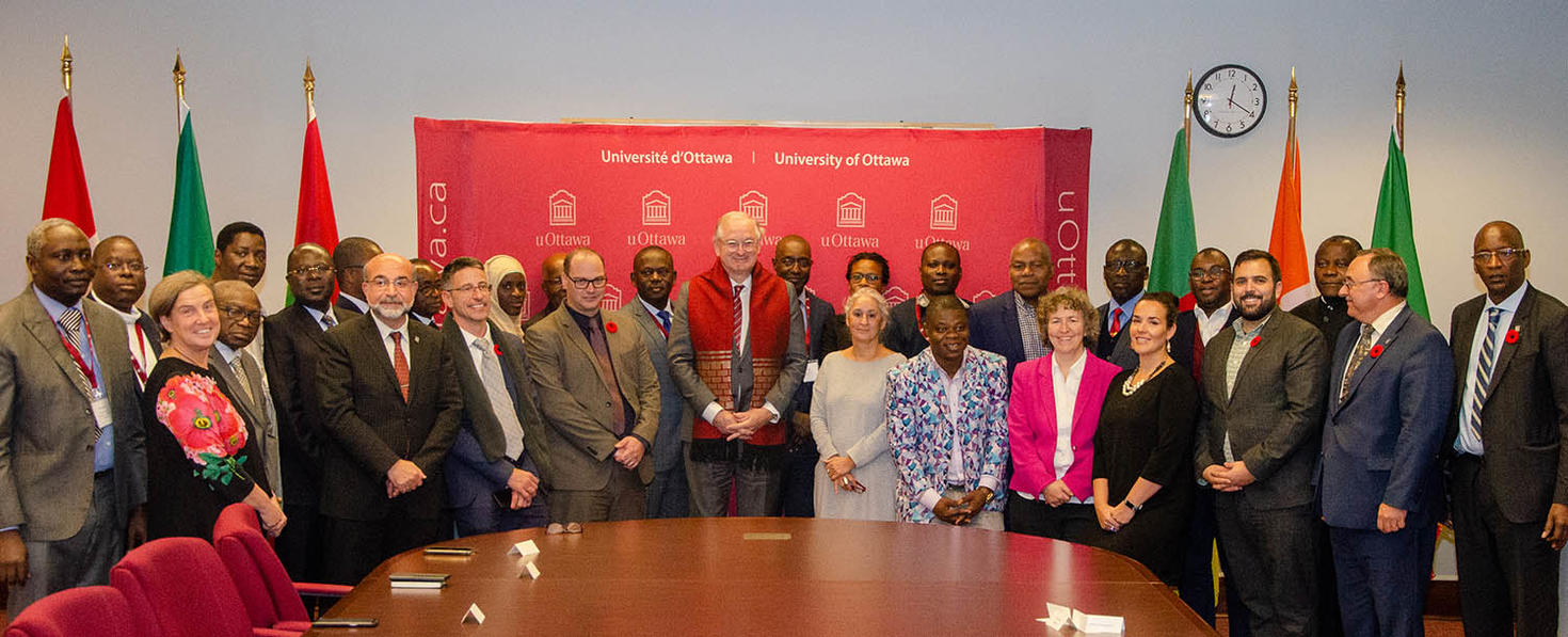 Une délégation africaine avec des employés de l'uOttawa lors d'une cérémonie de signature