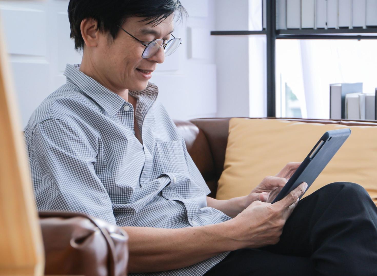 Man reading a tablette