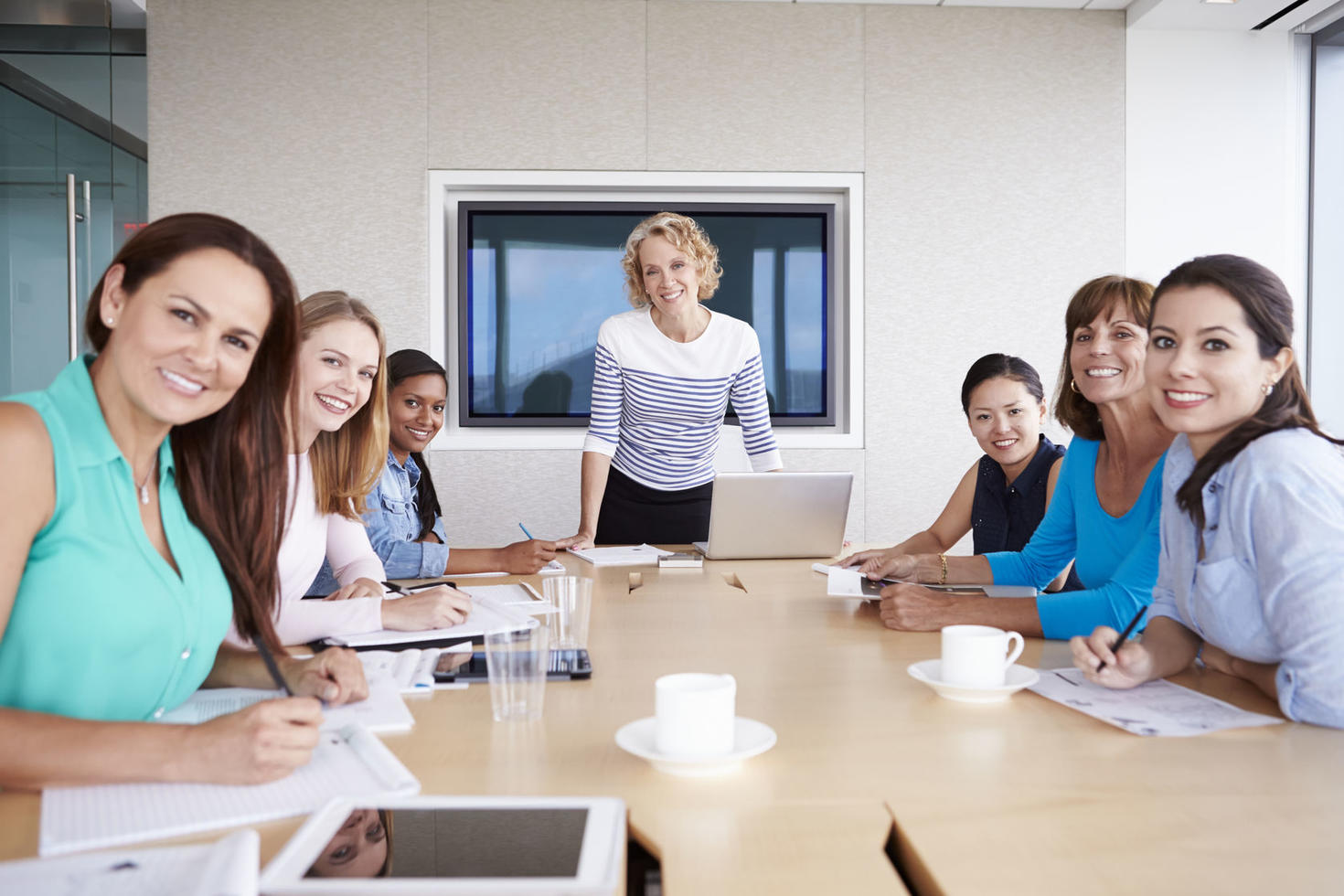 des femmes dans une salle de conférence
