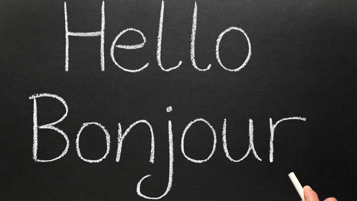 tableau noir sur lequel on peut lire hello bonjour