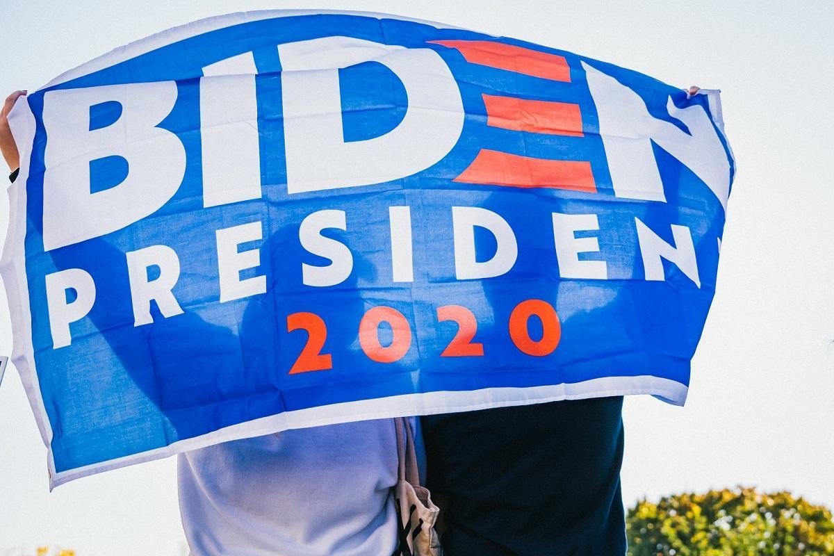 Drapeau qui lit Biden pour president