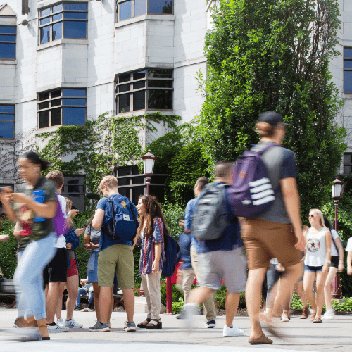 Étudiants marchant sur le campus