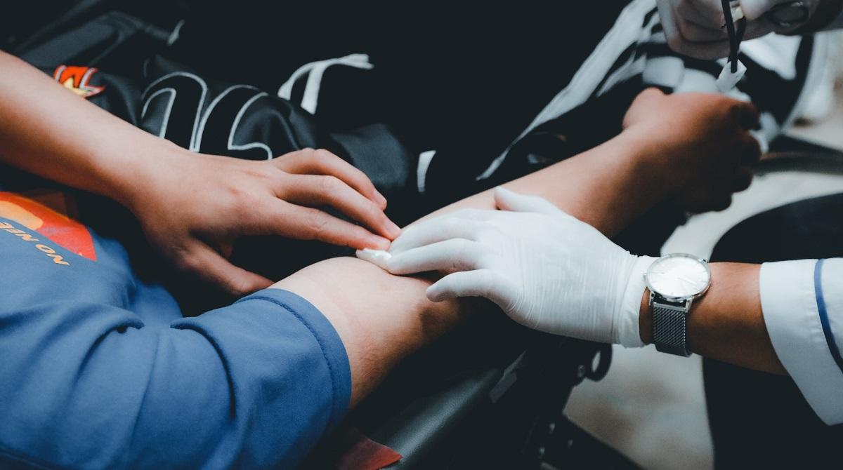 Bras de la personne qui donne du sang