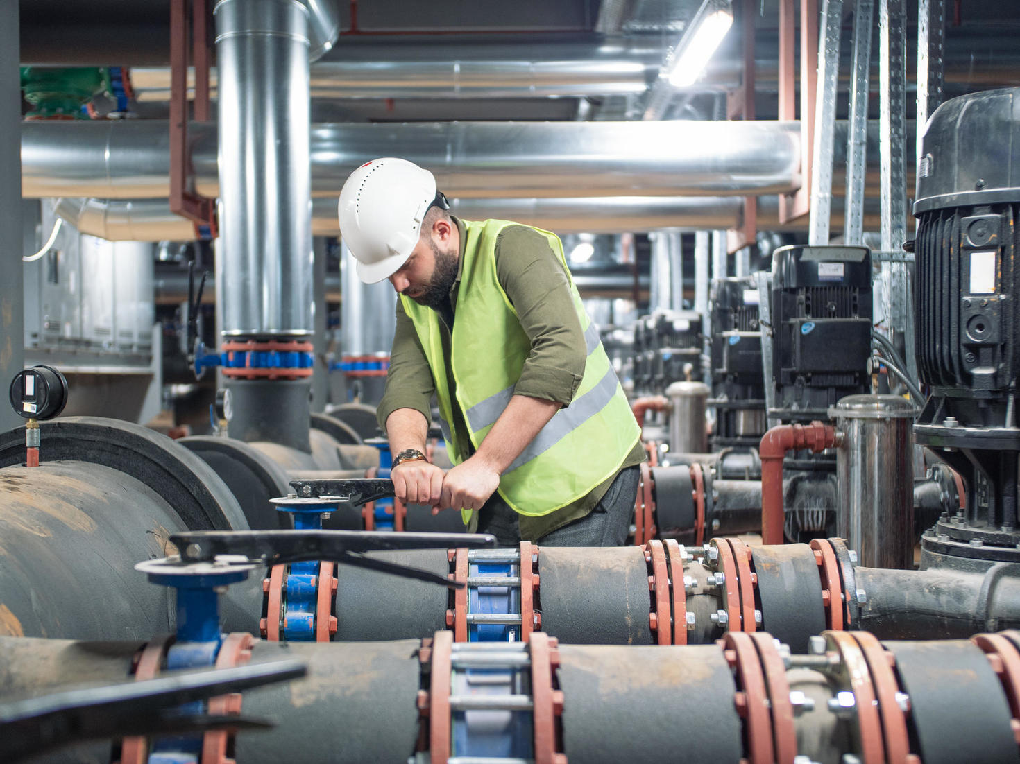 Employé travaillant dans la salle des machines.