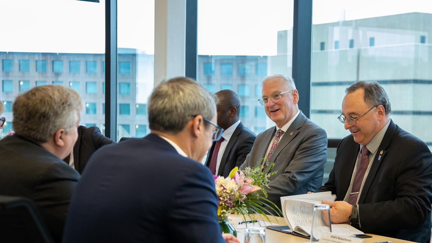 un groupe de personnes sont assises autour d'une table