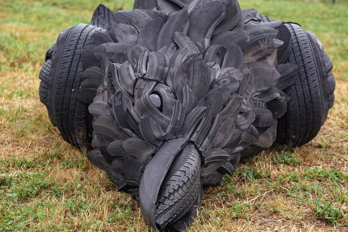 When the Rubber Hits the Road, statue d’un corbeau mort par Gerald Beaulieu)