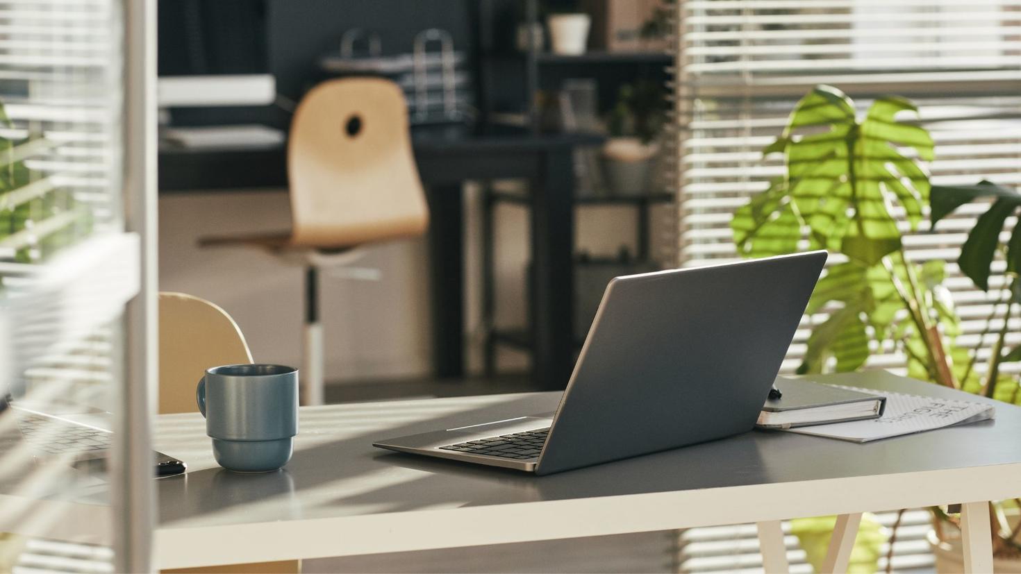 Ordinateur sur une table avec une tasse