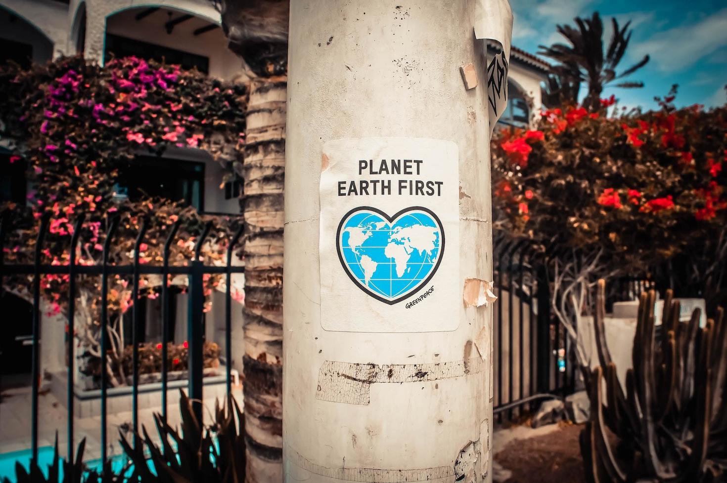 Affiche représentant un globe en forme de cœur et le slogan "Planet Earth First" (La planète Terre d'abord)