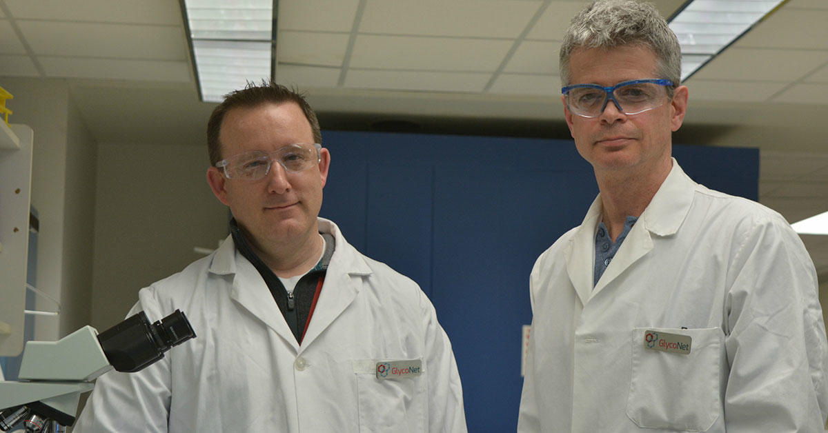 Les chercheurs Jason Acker, à gauche, et Robert Ben, à droite, dans un laboratoire