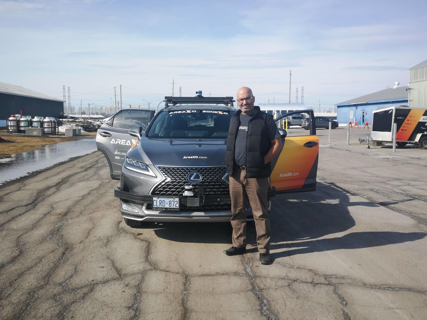 Fahed Hassanat se tient devant une automobile.