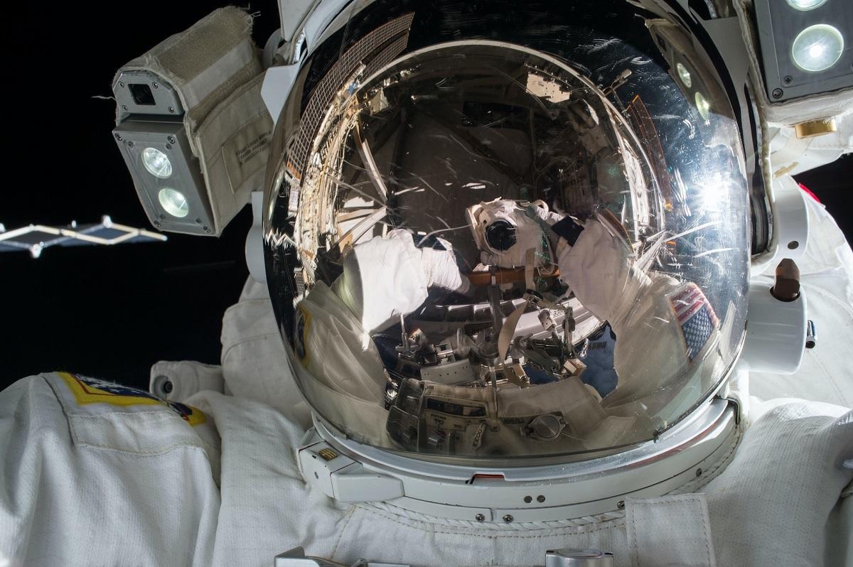 Réflexion sur la visière de l'astronaute 