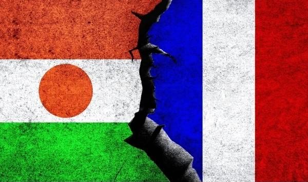 Drapeaux du Niger et de la France 