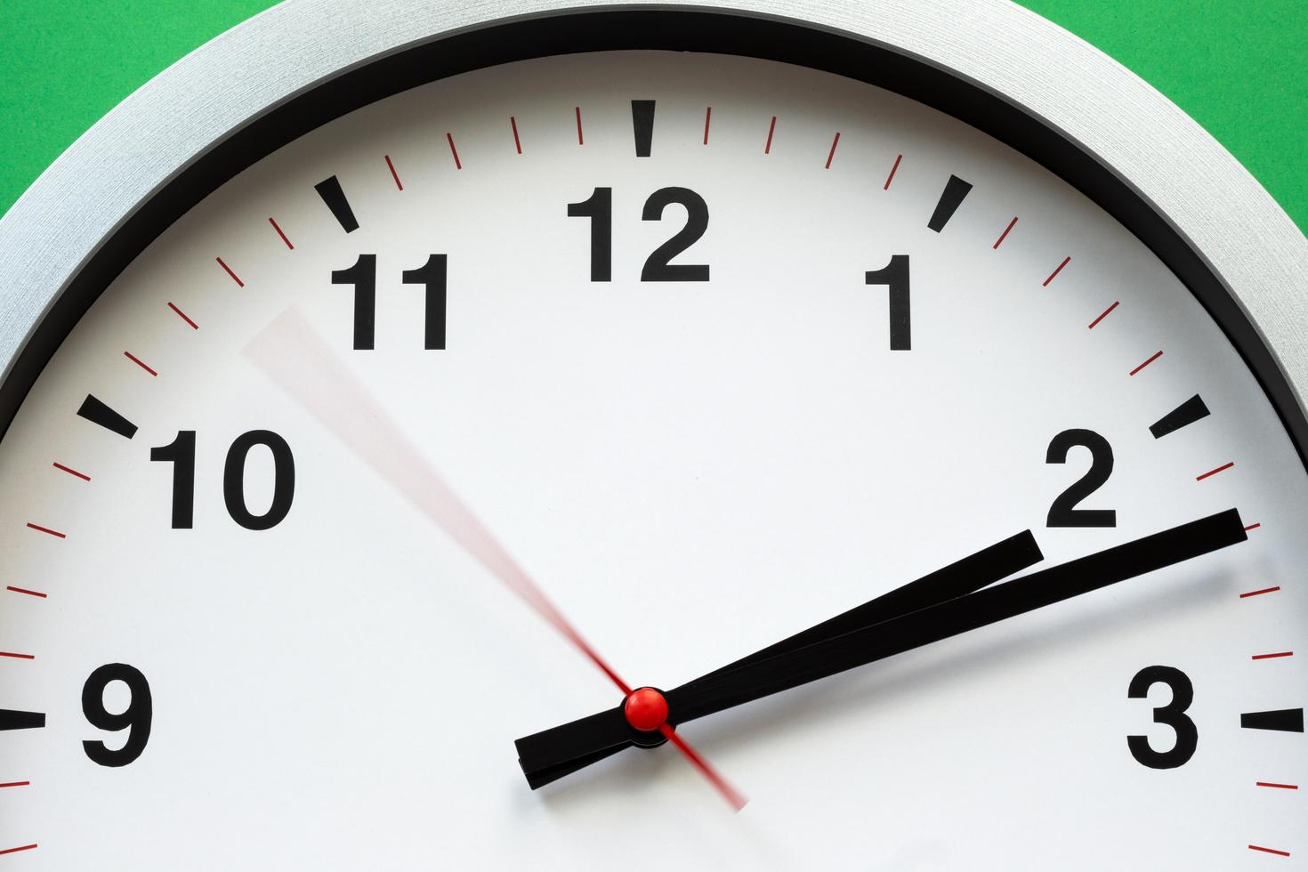  Une horloge analogique émet un tic-tac.