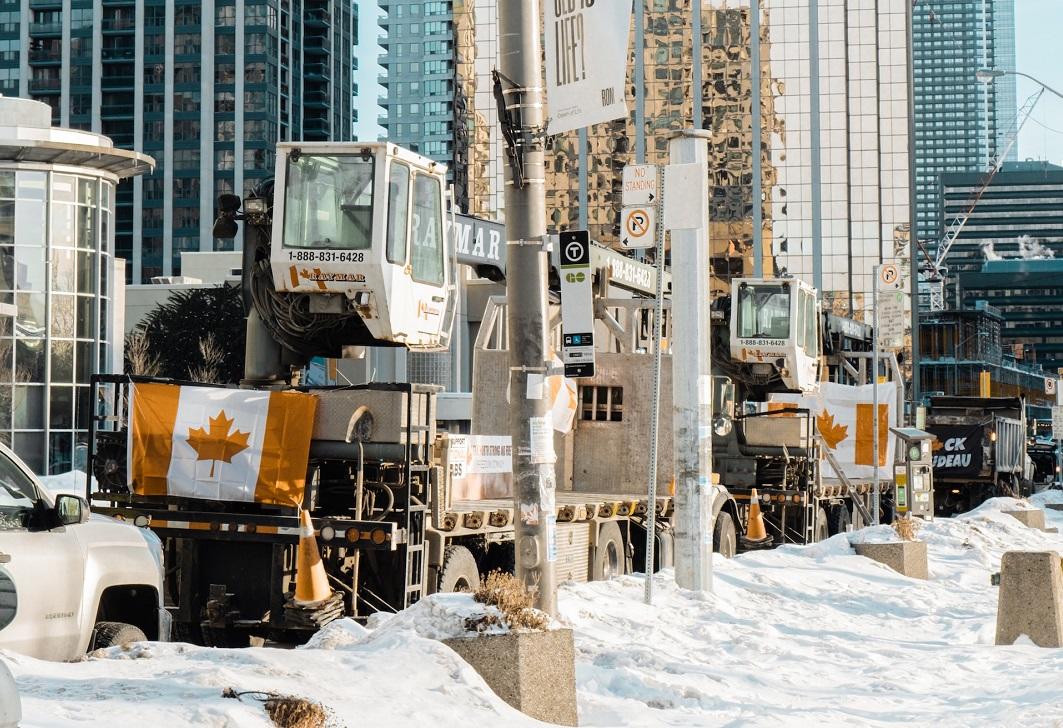 Convoi de camions garés le long de la route