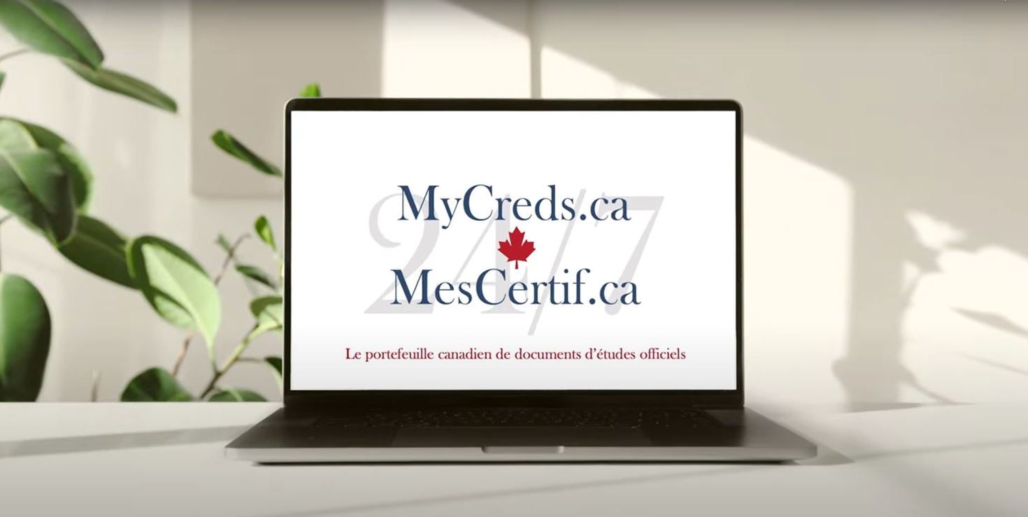 Logo MesCertif sur écran d'ordinateur portable