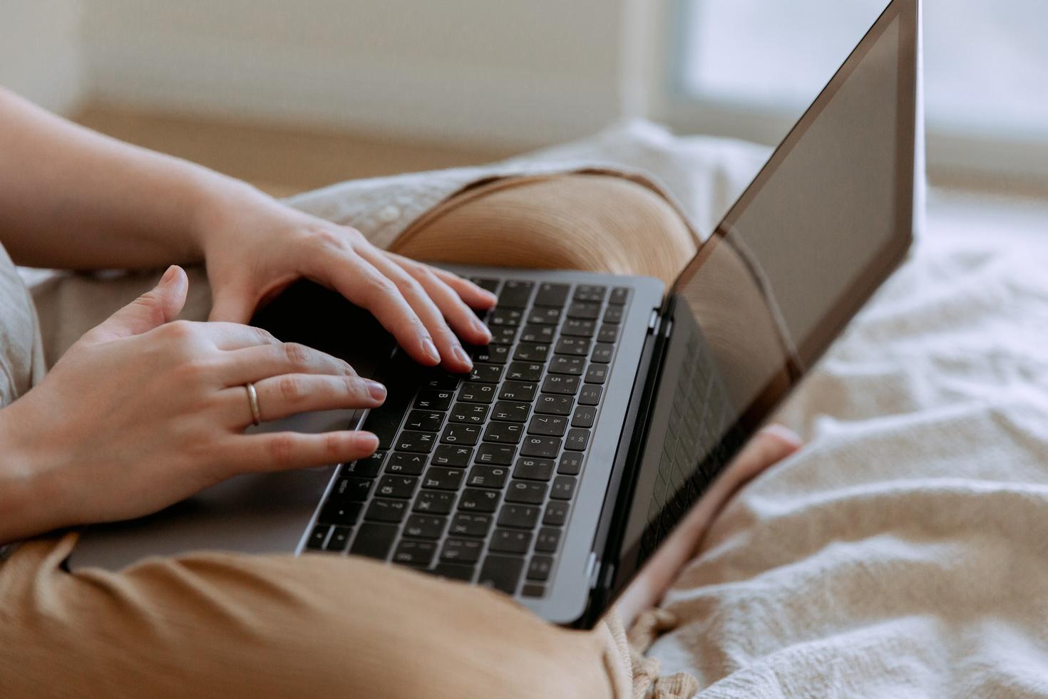 Mains tapant sur un ordinateur portable