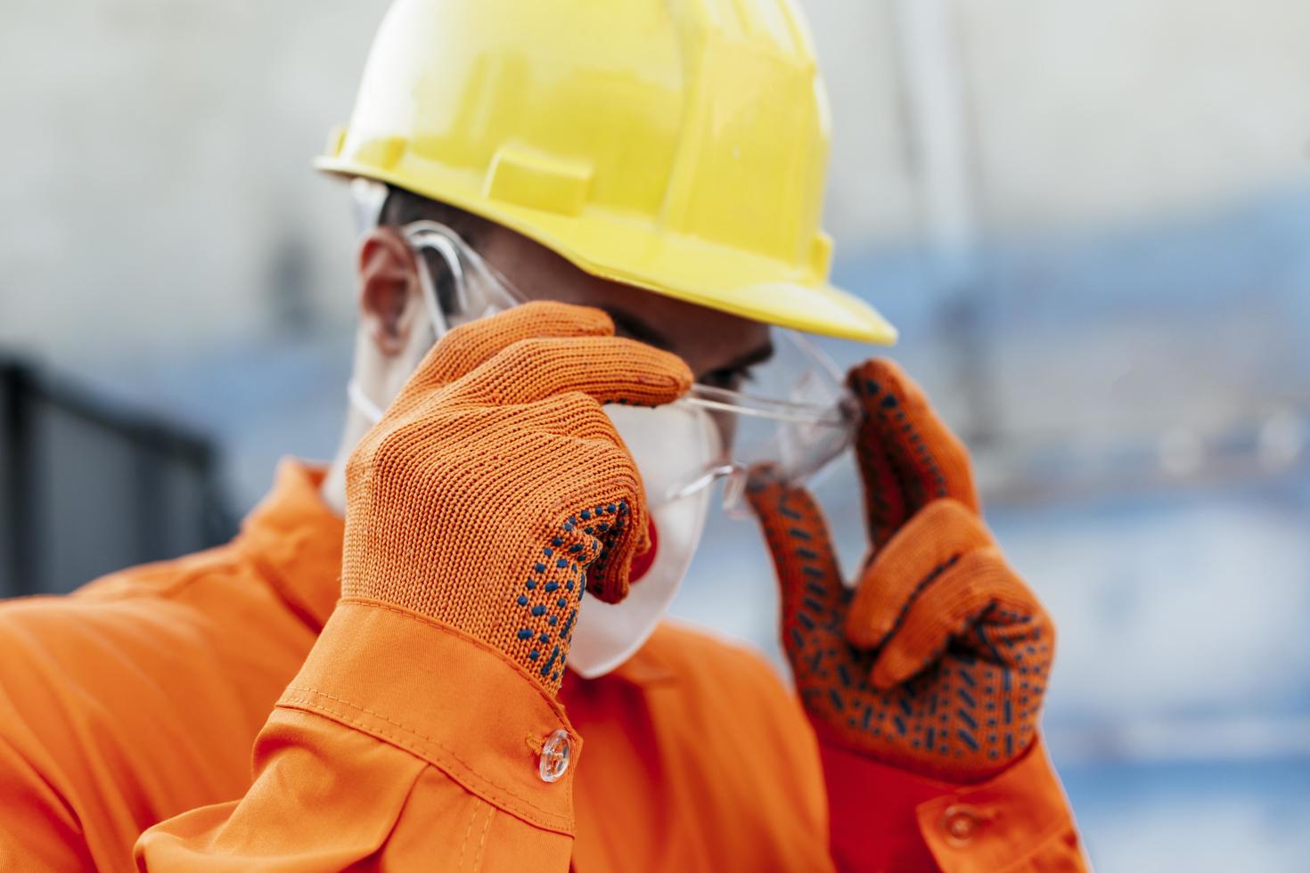 personne en uniforme et casque de protection