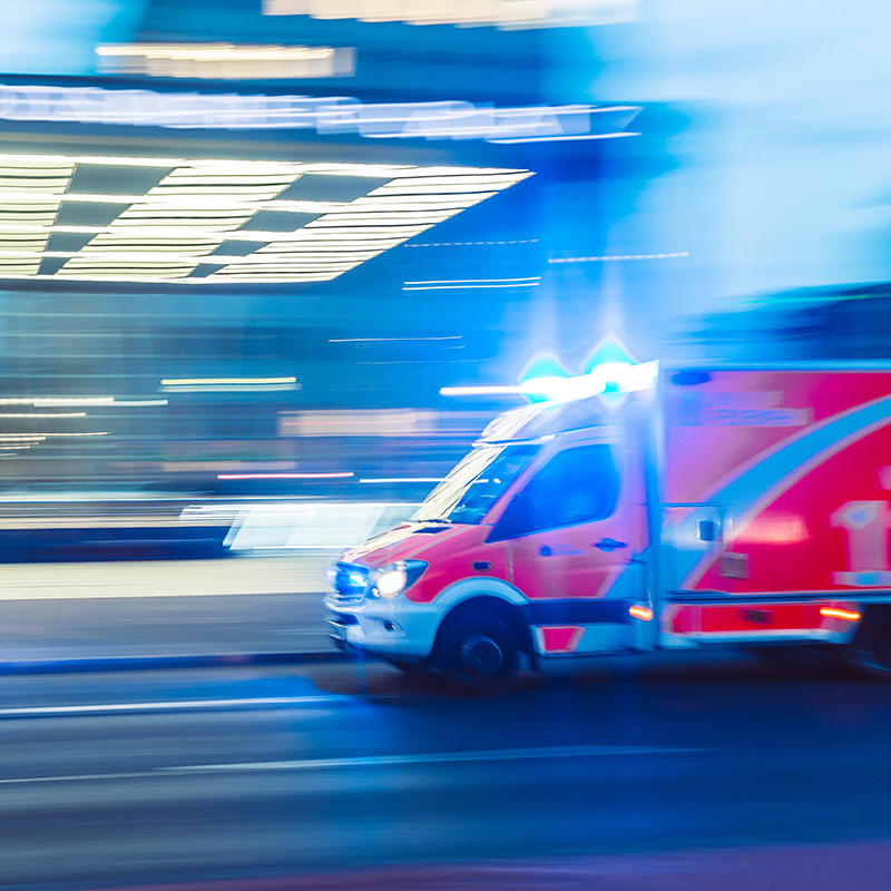 ambulance avec image flou pour imiter le mouvement