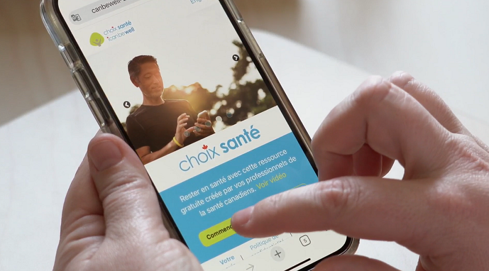 les doigts qui naviguent dans l'application sur un téléphone portable